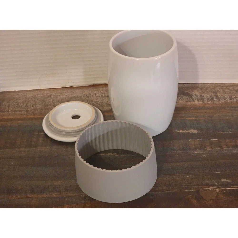 Pampered Chef White Ceramic Garlic Keeper Vented Lid Gray‎ Silicone Sleeve 19C